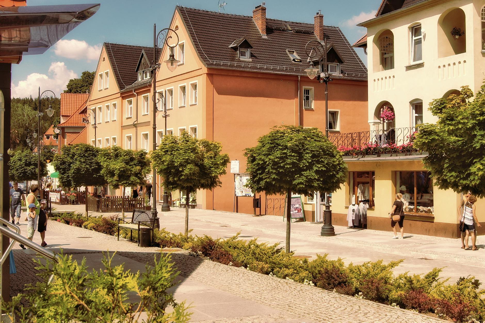 Analiza danych GUS dla Zawiercia: Spadająca populacja, rosnący budżet i nowe firmy