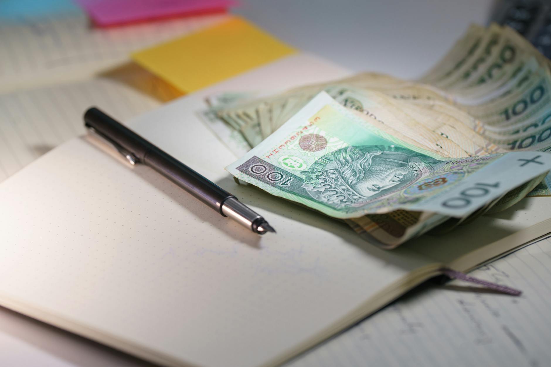 Grafika symbolizująca rozwój technologiczny i innowacje w Zawierciu, nawiązująca do możliwości pozyskania dotacji.