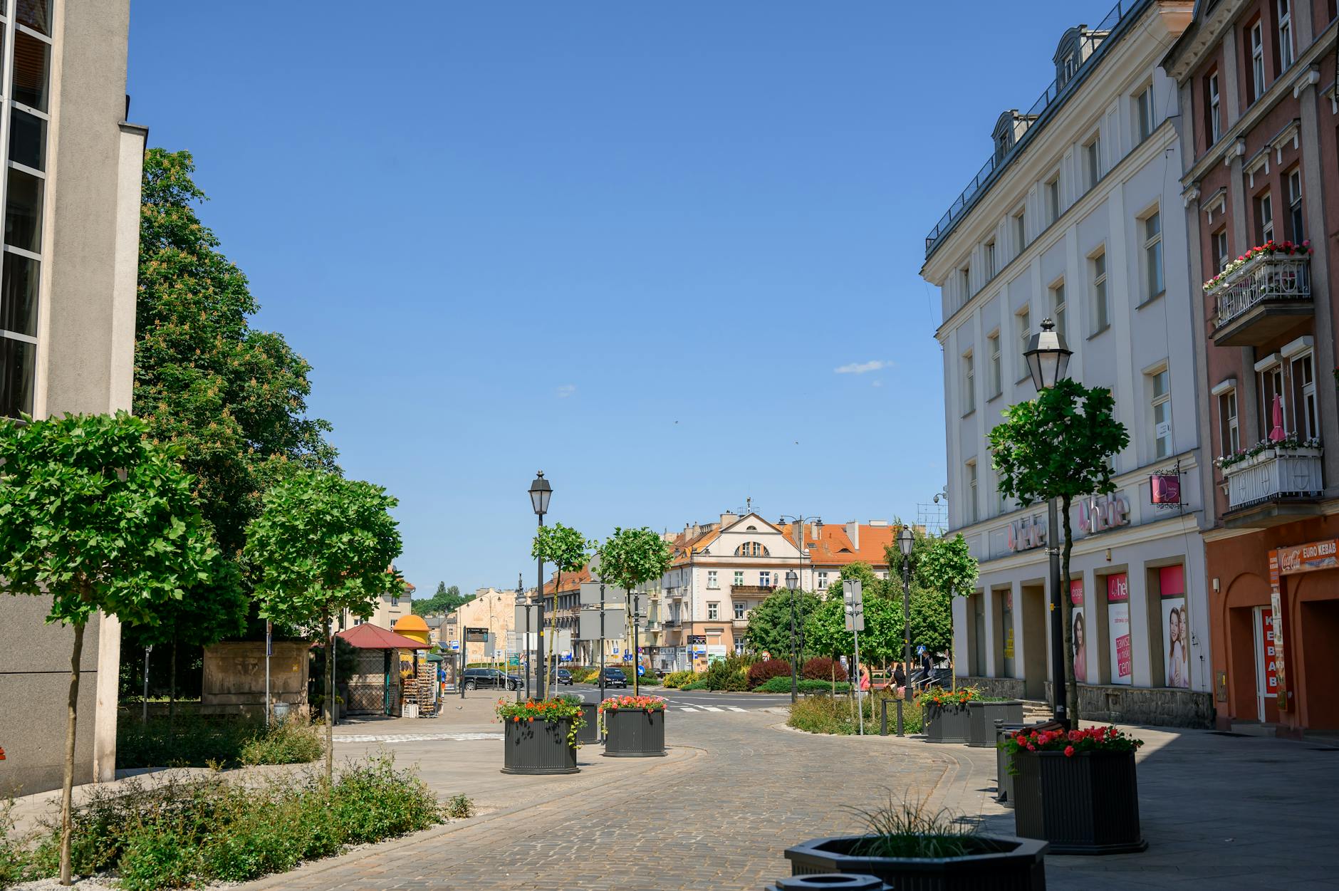 Mieszkańcy Zawiercia sadzą rośliny w ogrodzie po ustąpieniu ostatnich przymrozków.